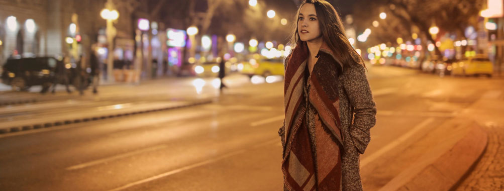 Viajar segura siendo mujer: caminar sola, usar taxis y salir de noche sin miedo